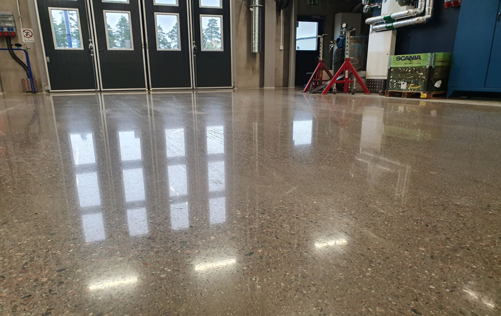 Lithurin PROTEC is a dustbinder for concrete floors, when dustbinding concrete floors, the surface is sealed to simplify cleaning and improve wear resistance.
