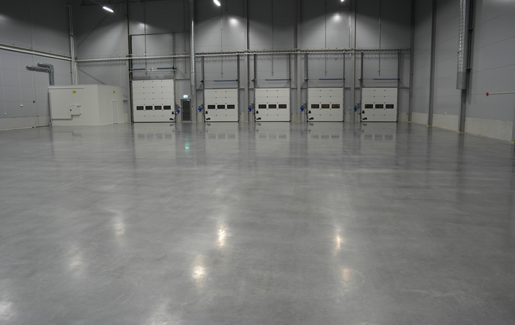 Lithurin SEAL 3.0 is a dustbinder for concrete floors, when dustbinding concrete floors, the surface is sealed to simplify cleaning and improve wear resistance. During continuous cleaning with concrete soap, a shiny concrete surface appears.